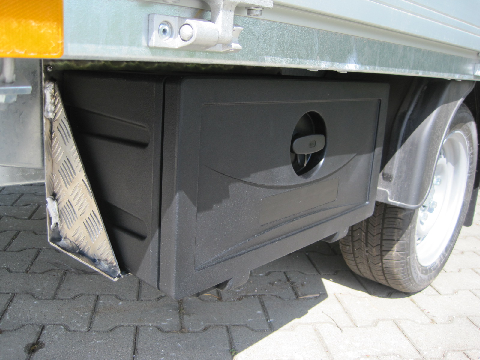 versperrbare Kunststoff-Staubox seitlich unter Ladefläche montiert